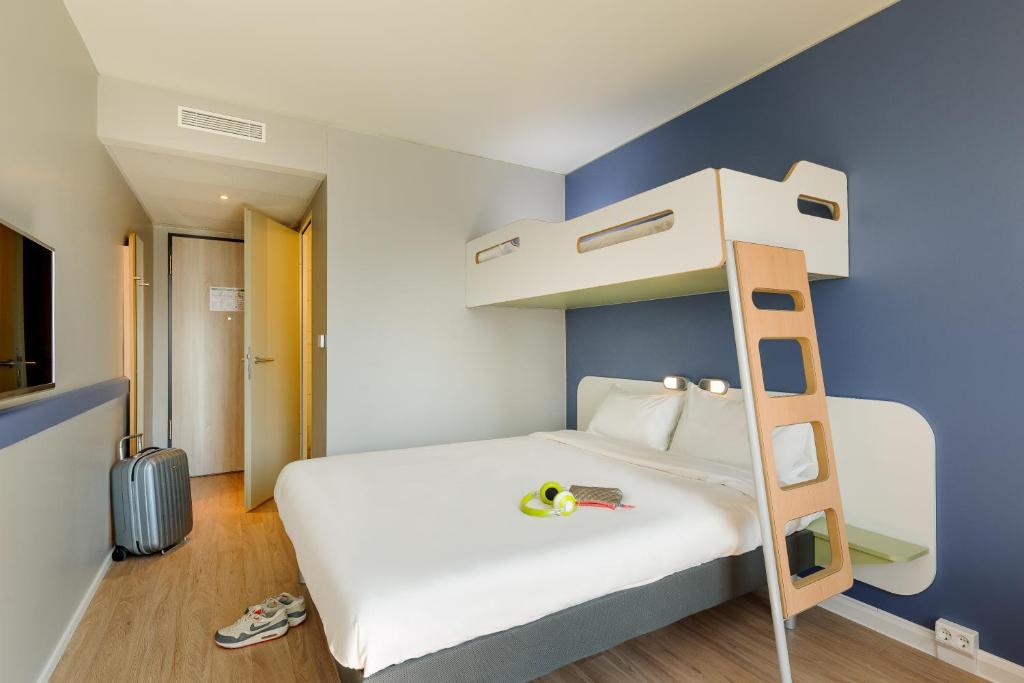 Postel nebo postele na pokoji v ubytování ibis budget Konstanz