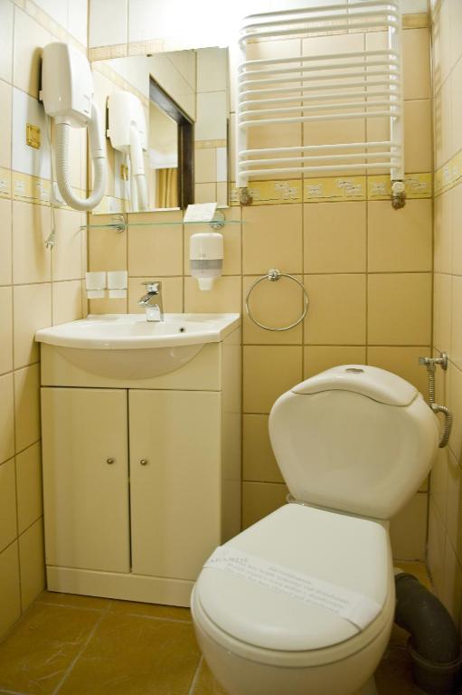 łazienka z toaletą i umywalką w obiekcie Hotel Kresowianka w Bydgoszczy