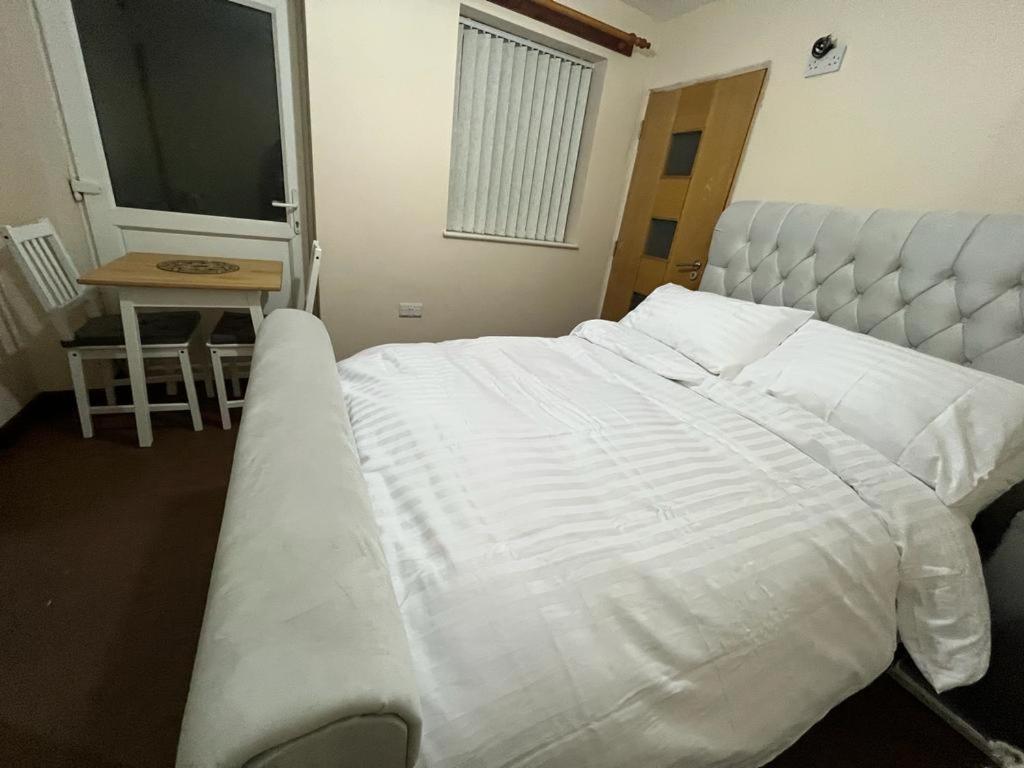 Giường trong phòng chung tại Private ensuite room in Birmingham
