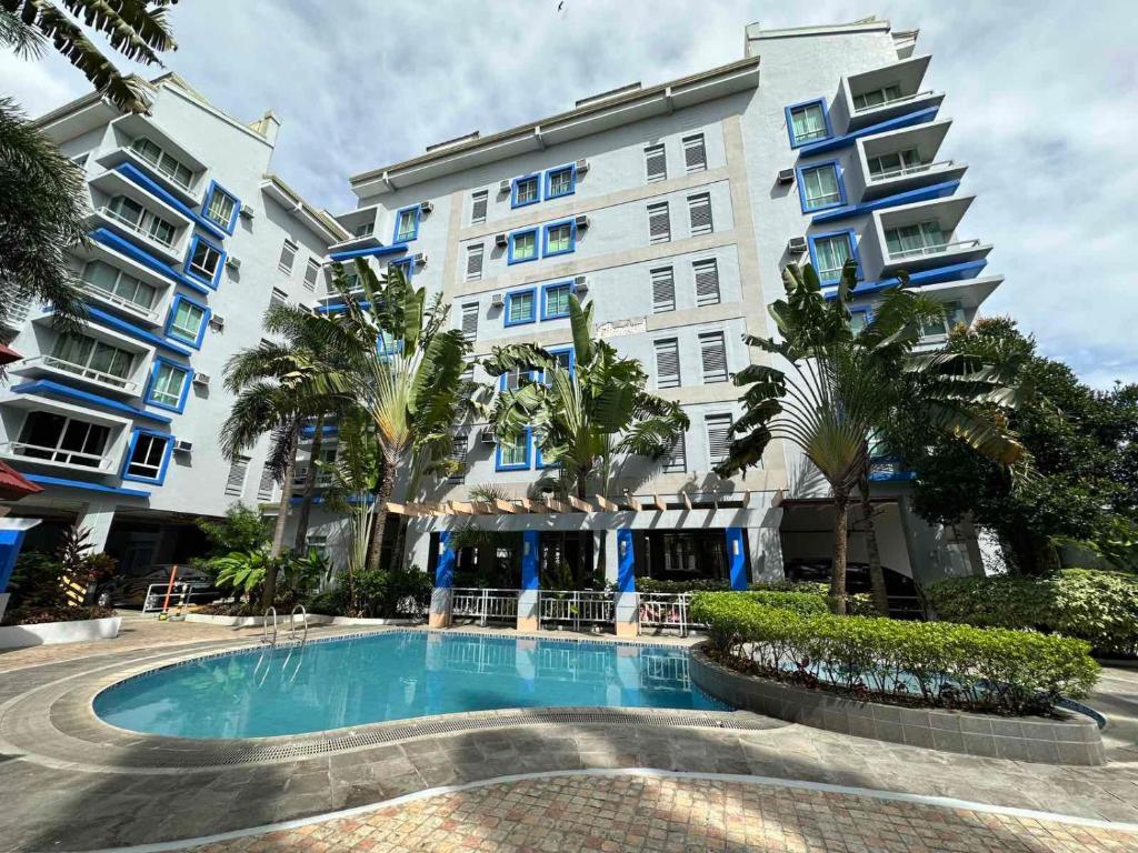 een hotel met een zwembad voor een gebouw bij Scandia Suites in Silang