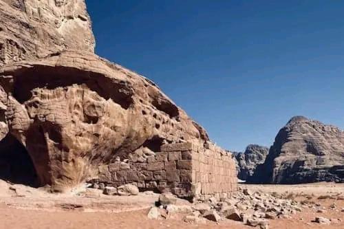 un antico palazzo nel deserto con una montagna di Bubble camp 2 a Wadi Rum