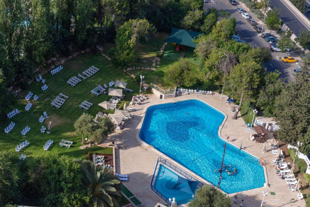 Bazén v ubytování Ramada Jerusalem Hotel nebo v jeho okolí