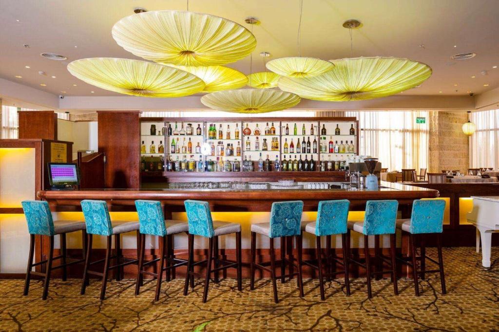 Lounge nebo bar v ubytování Ramada Jerusalem Hotel