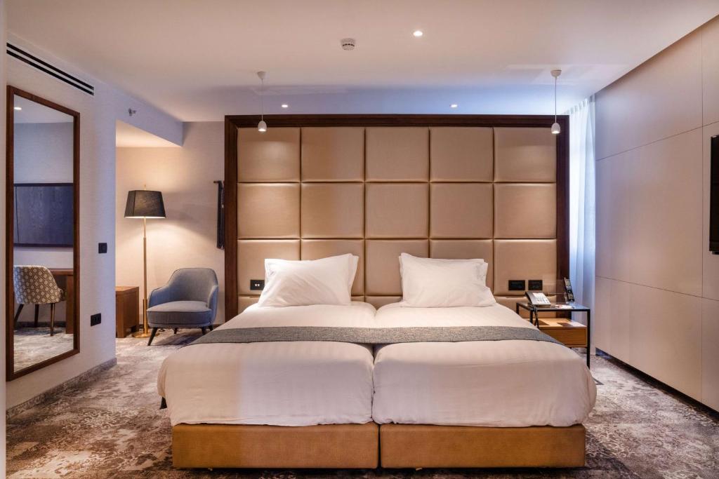 Postel nebo postele na pokoji v ubytování Ramada Jerusalem Hotel