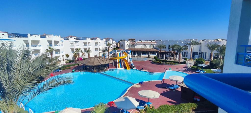Bazén v ubytování Sharm Bride Resort Aqua & SPA nebo v jeho okolí