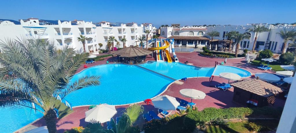 Bazén v ubytování Sharm Bride Resort Aqua & SPA nebo v jeho okolí