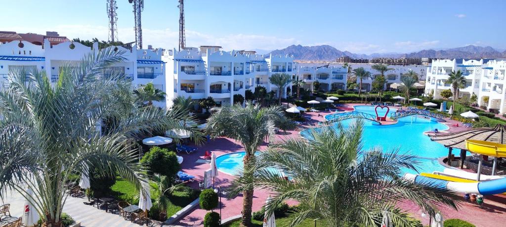 Bazén v ubytování Sharm Bride Resort Aqua & SPA nebo v jeho okolí