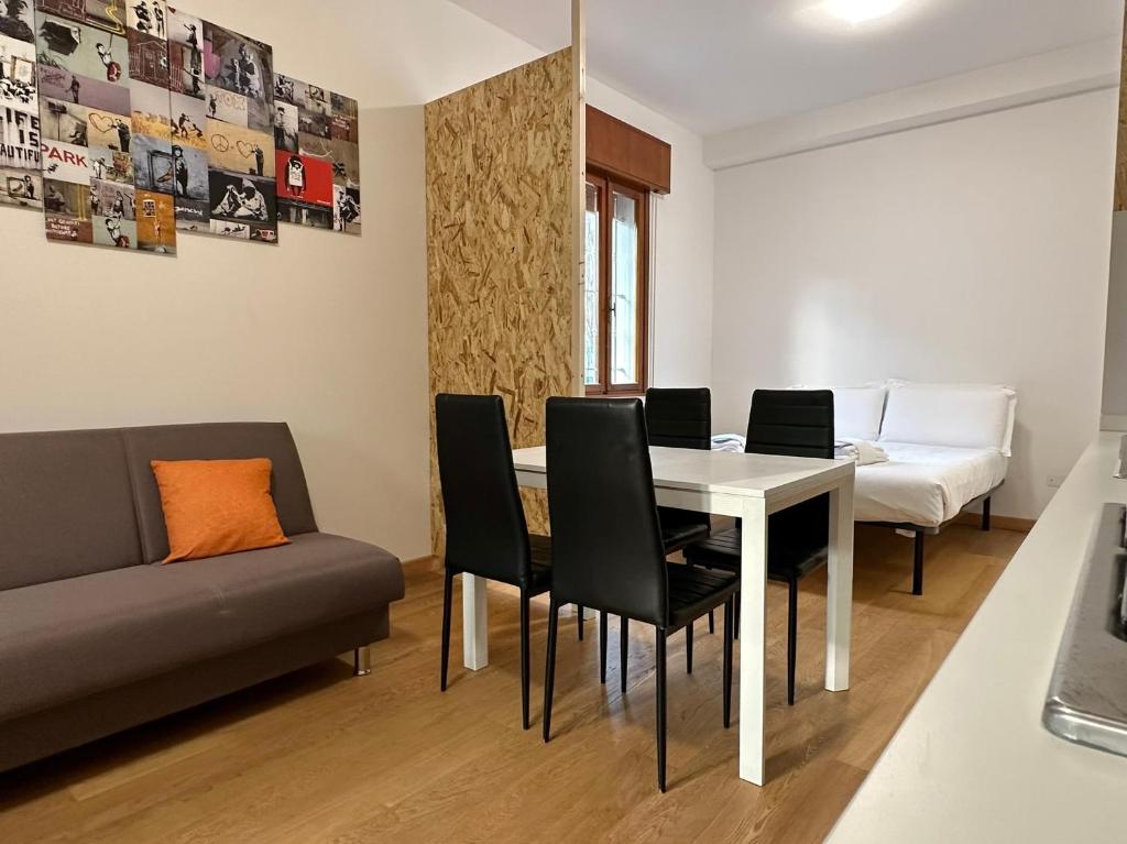 A seating area at Eclectic Space Padova two apartments