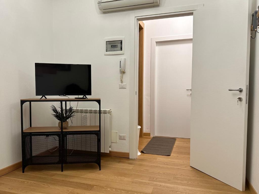 A television and/or entertainment centre at Eclectic Space Padova two apartments