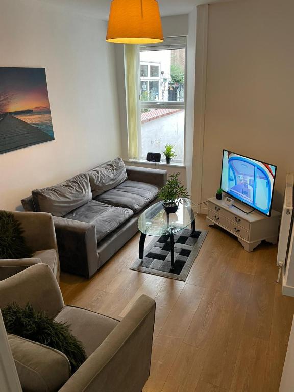 3 bed family house Manchester (+free parking), Manchester (updated