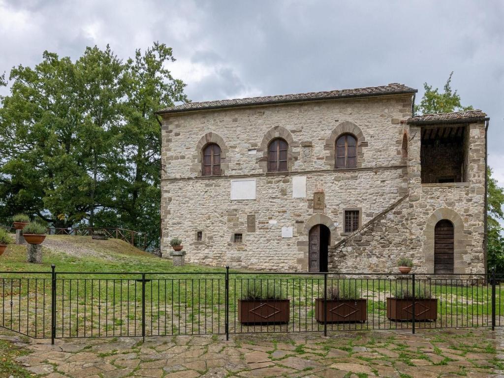 カプレーゼ・ミケランジェロにあるMedieval Farmhouse in Caprese Michelangelo with Terraceの黒塀の古石造り