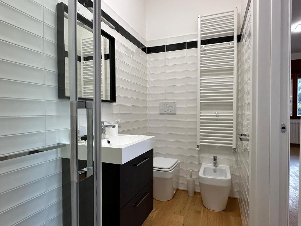 A bathroom at Eclectic Space Padova two apartments