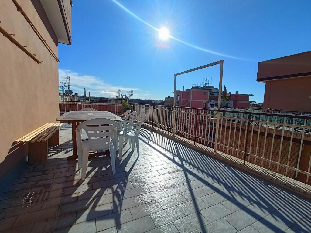 A balcony or terrace at Avellini - Delightful and Spacious Apartment with terrace - near Metro A Cornelia