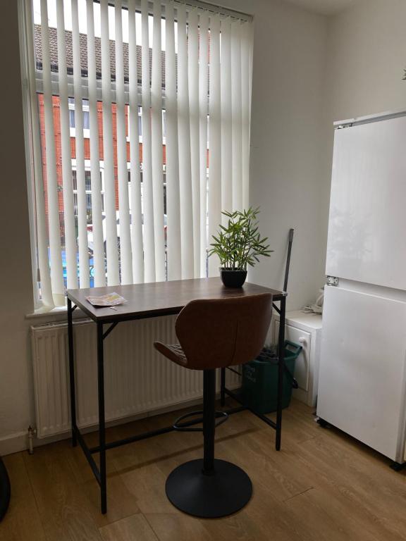 3 bed family house Manchester (+free parking), Manchester Updated
