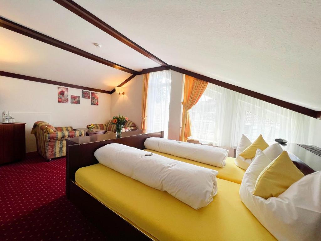 Postel nebo postele na pokoji v ubytování Kurhotel Wiedenmann