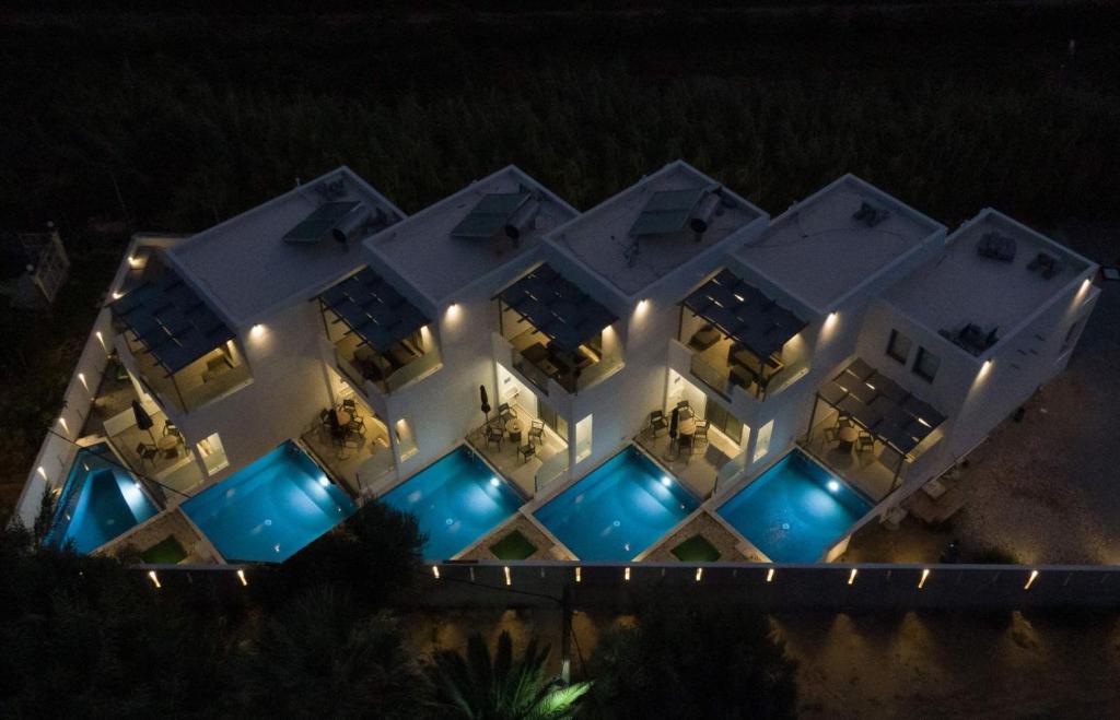 SKYROS BLUE SUITES في سكيروس: اطلالة جوية على فندق بالليل مع انارة زرقاء