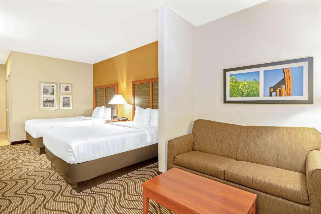 Postel nebo postele na pokoji v ubytování La Quinta by Wyndham Midwest City - Tinker AFB