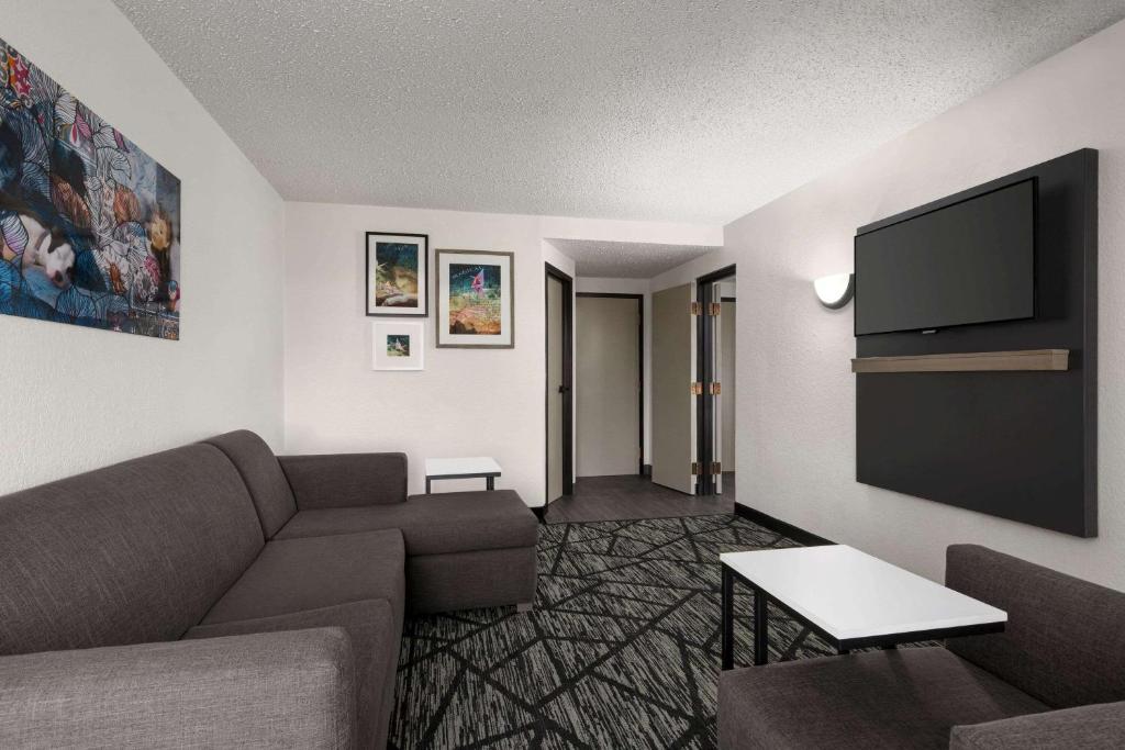 La Quinta Inn & Suites by Wyndham Cleveland Airport West - One-Bedroom King Suite - Non-Smoking