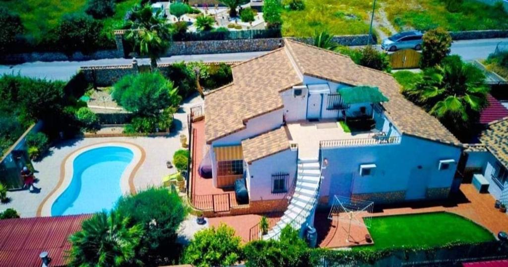 een luchtzicht op een huis met een zwembad bij The Loft Cantoria - Room With a View in Cantoria
