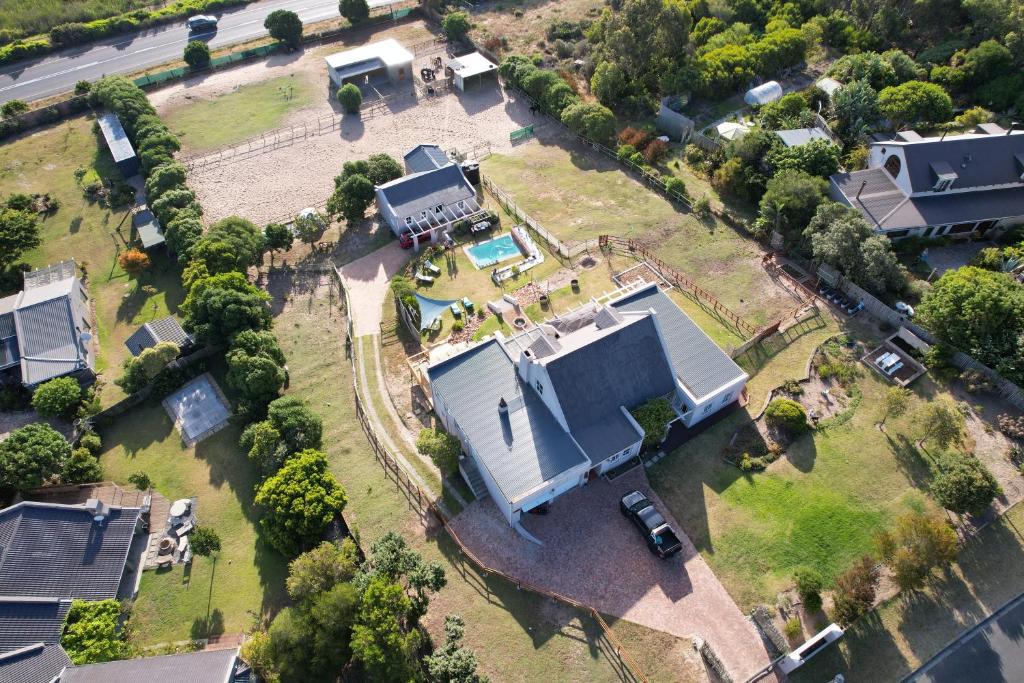 Cape Town的住宿－Vinistrella，享有带庭院的房屋的空中景致