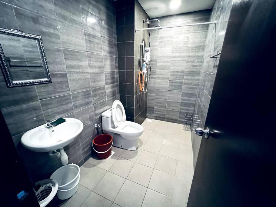 Bilik mandi di Cheras Romantic Studio House with free Netflix and wifi