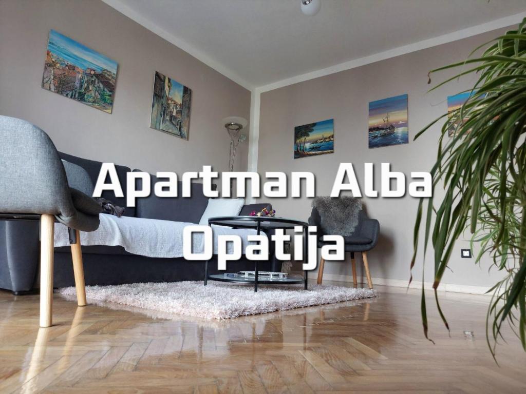 un soggiorno con divano e tavolo di Alba Opatija a Opatija