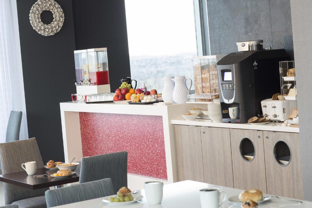 Příslušenství pro přípravu čaje a kávy v ubytování Liberty Suites