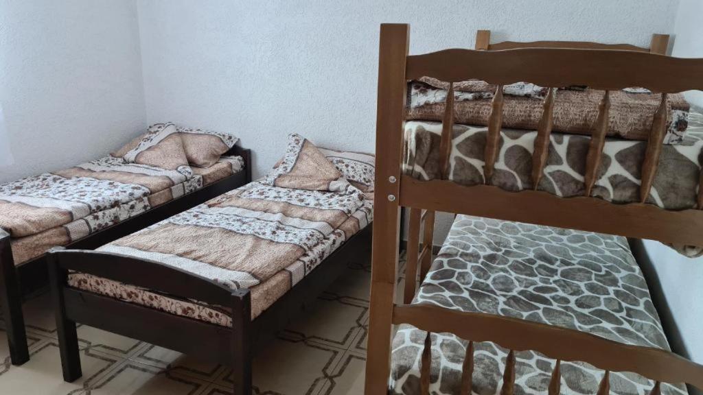 Dois beliches num pequeno quarto com a ritualidade de rito cristão-cristão-cristão-cristão em Villa Jelena Mavrovo em Mavrovo