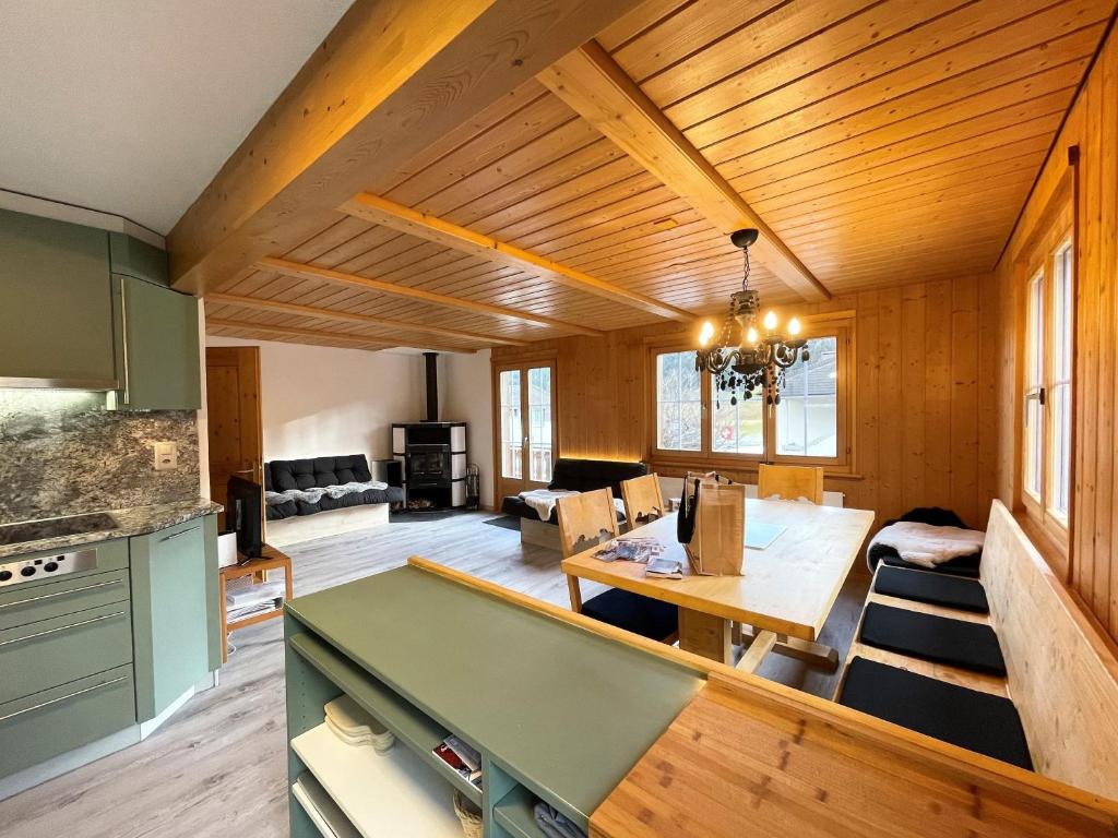eine Küche und ein Wohnzimmer mit einem Billardtisch in der Unterkunft Carpe Diem in Wildhaus