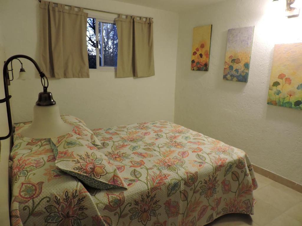 Una cama o camas en una habitación de Cabañas La Comarca