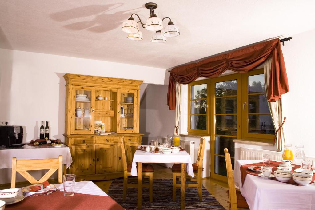 Restaurace v ubytování Frühstückspension Kleinschuster