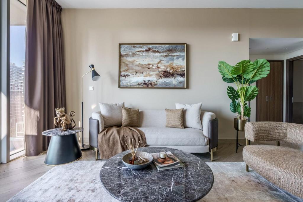 GuestReady – Urban Lux Rooftop Pool Dubai Frame