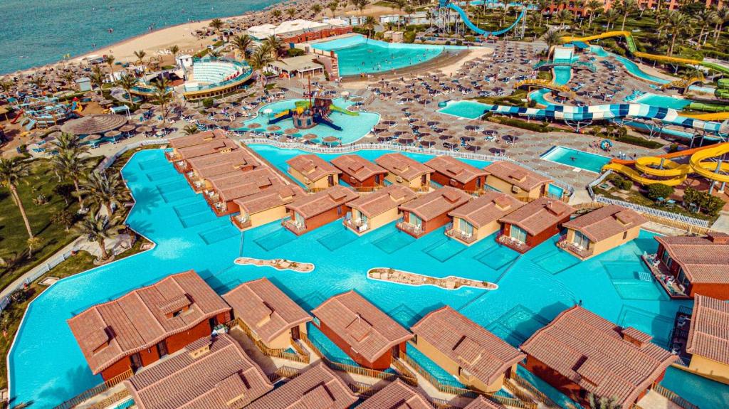 een luchtzicht op het waterpark van een resort bij Titanic Palace in Hurghada