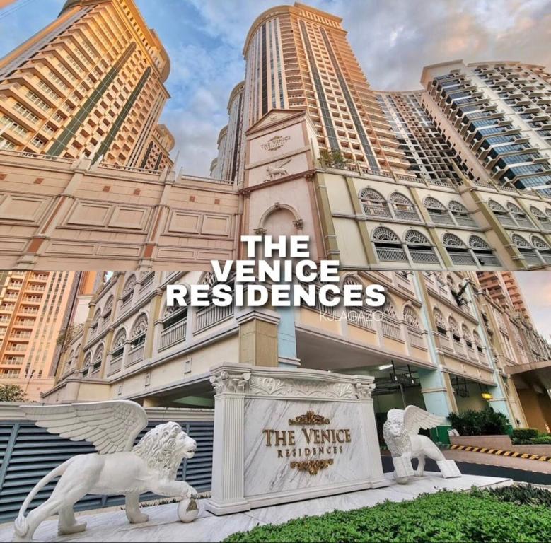 un bâtiment avec deux statues blanches devant lui dans l'établissement Luxury 1BR Unit with Pool at Venice Luxury Residences, Tower Domenico, McKinley Hill, Taguig City, à Manille