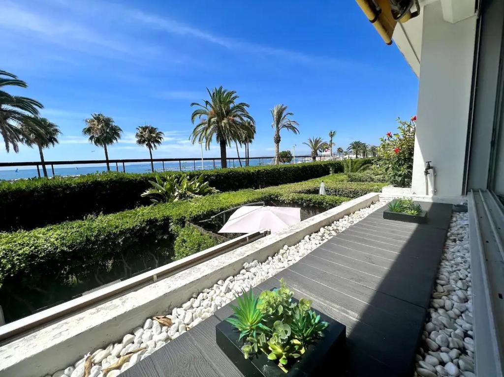 Una pasarela a la playa desde una casa en Magnifique appartement les pieds dans l’eau à Nice, en Saint-Laurent-du-Var