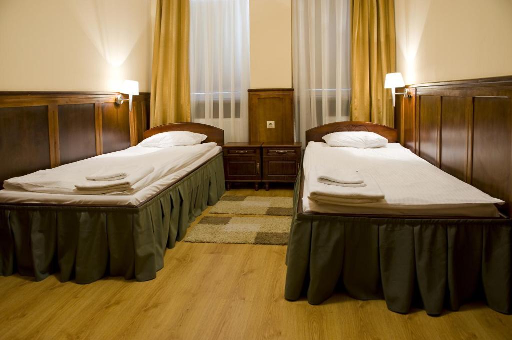 Łóżko lub łóżka w pokoju w obiekcie Hotel Kresowianka