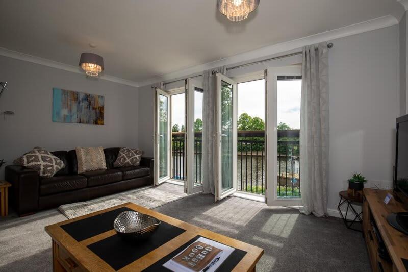 een woonkamer met een bank en een tafel bij Host & Stay - Blue Bridge View in York