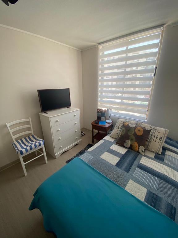 Кровать или кровати в номере Habitación con baño privado en departamento