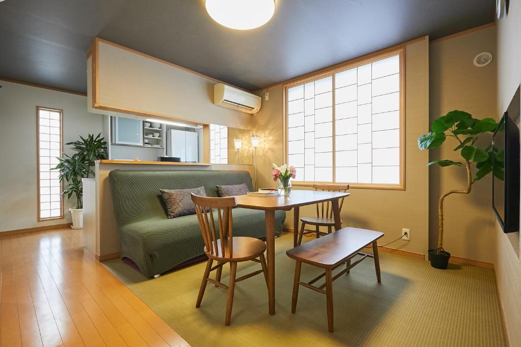 un soggiorno con tavolo, sedie e divano di G48-Superior Room in Shinjuku, Tokyo a Tokyo