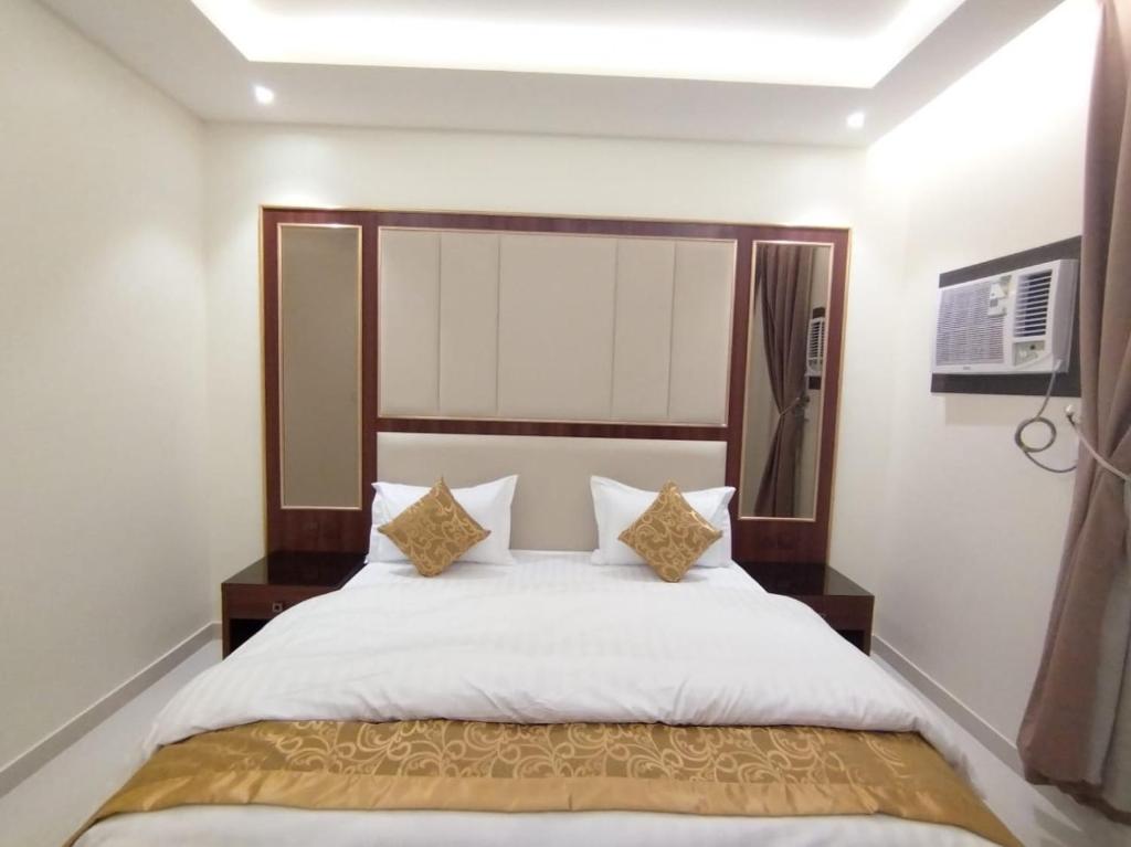 Postel nebo postele na pokoji v ubytování Al Shark Park Serviced Apartment