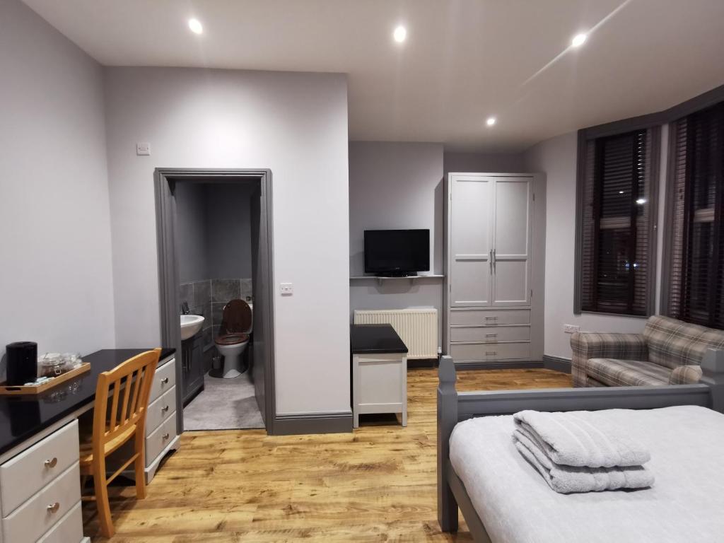 1 dormitorio con 1 cama y sala de estar en Shared house close to Liverpool city center & LFC/EFC, en Liverpool