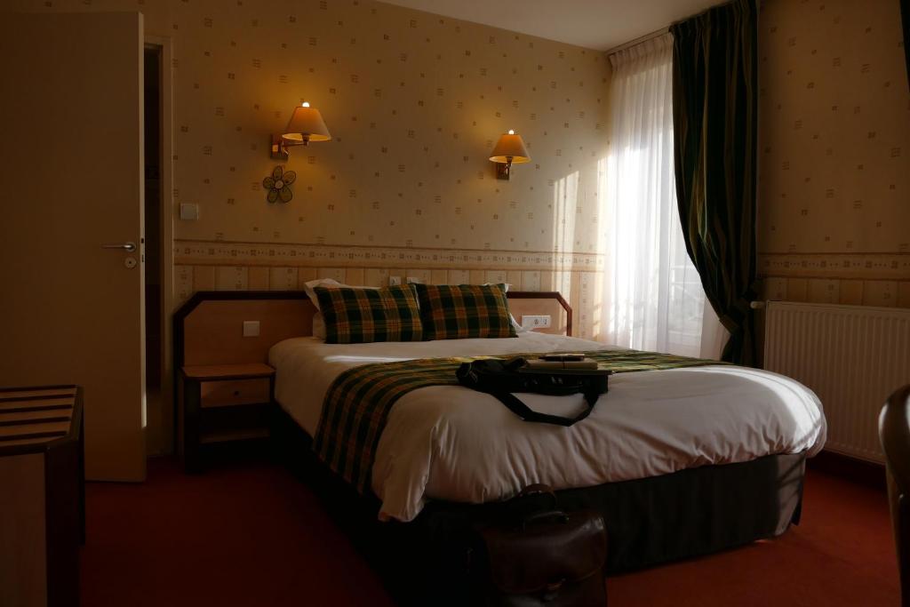 Logis Hotels Le Champalud Restaurant La Citadelle - Standard Double Room - Shower