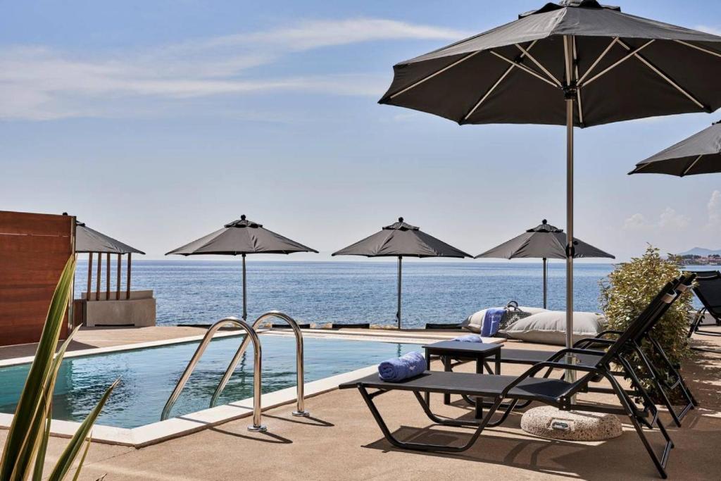 Bassein majutusasutuses Beachfront Alassa Villas with Private Pools või selle lähedal
