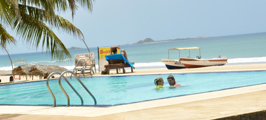 Bazén v ubytování Hotel Coral Bay nebo v jeho okolí