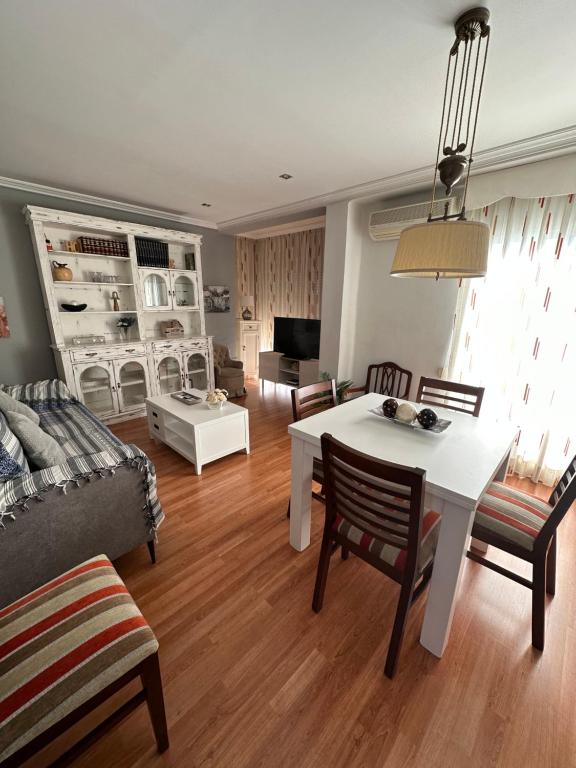 een woonkamer met een witte tafel en stoelen bij Cristina Apartamento Center in Valencia