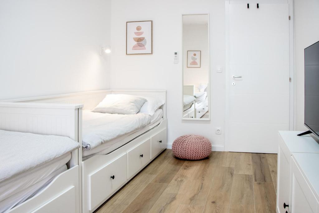 Posteľ alebo postele v izbe v ubytovaní Apartment MOLO with a terrace, garden and a heated pool