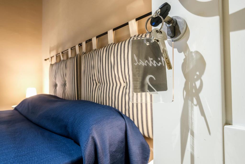 een slaapkamer met een bed met een blauwe deken bij Residenza Mistral in Rende