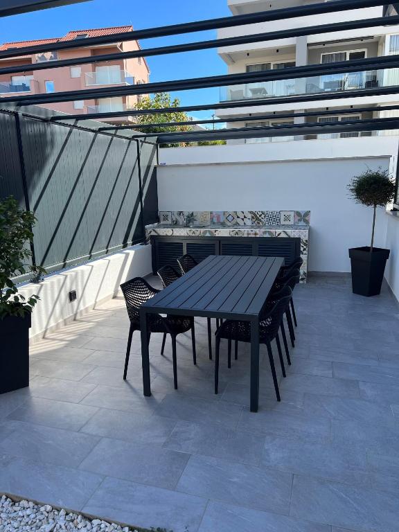 Balkón alebo terasa v ubytovaní Apartment MOLO with a terrace, garden and a heated pool