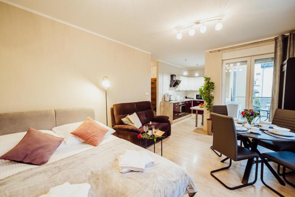 een slaapkamer met een bed en een woonkamer bij Apartament Zielona 11 in Jelenia Góra