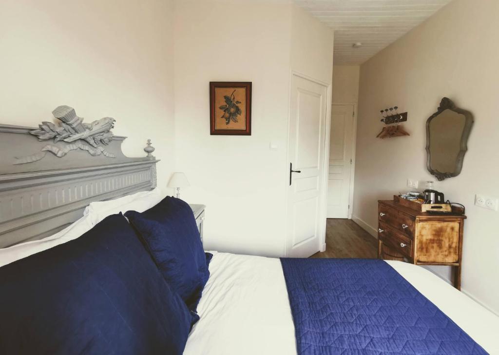 Postel nebo postele na pokoji v ubytování ‘Les Portes Bleues’ Chambres d’hôtes
